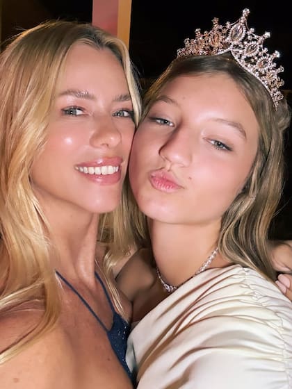 Nicole Neumann le obsequió una gargantilla a su hija por el cumple de 15