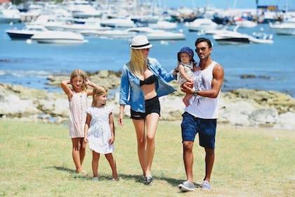 Nicole y "Poroto" Cubero junto a sus tres hijas