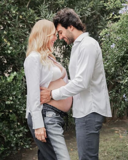 Nicole Neumann se encuentra a días de parir y para guardar el recuerdo compartió una sesión de fotos