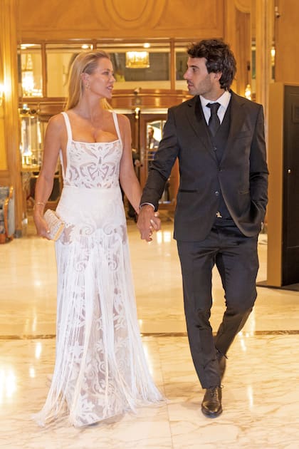 Nicole Neumann también eligió el blanco, con un vestido de transparencias de Luisina Atelier; no se despegó de su marido, el piloto Manu Urcera, que al día siguiente tenía prueba porque corre el sábado en San Luis