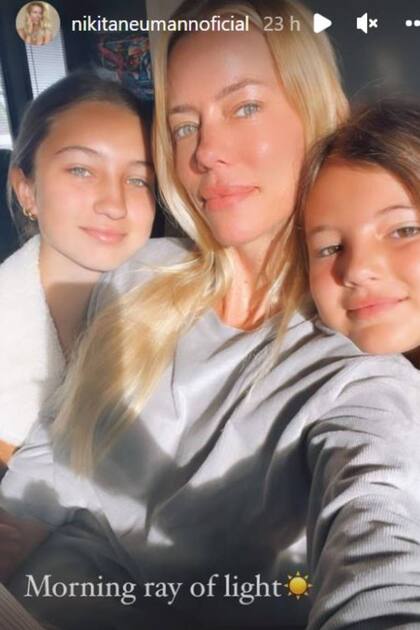 Nicole Neumann viajó con sus hijas Indiana y Sienna, a Termas de Río Hondo