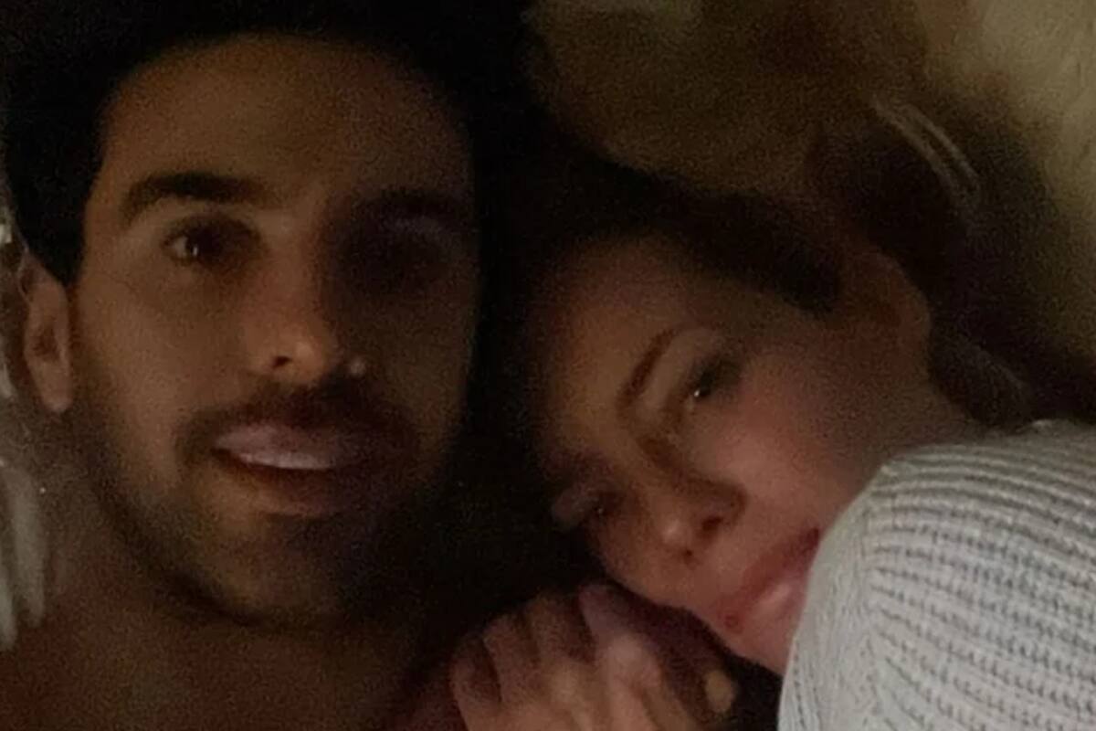 Nicole Neumann y José Manuel Urcera, acostados en una cama luego de que el piloto recibiese el alta médica