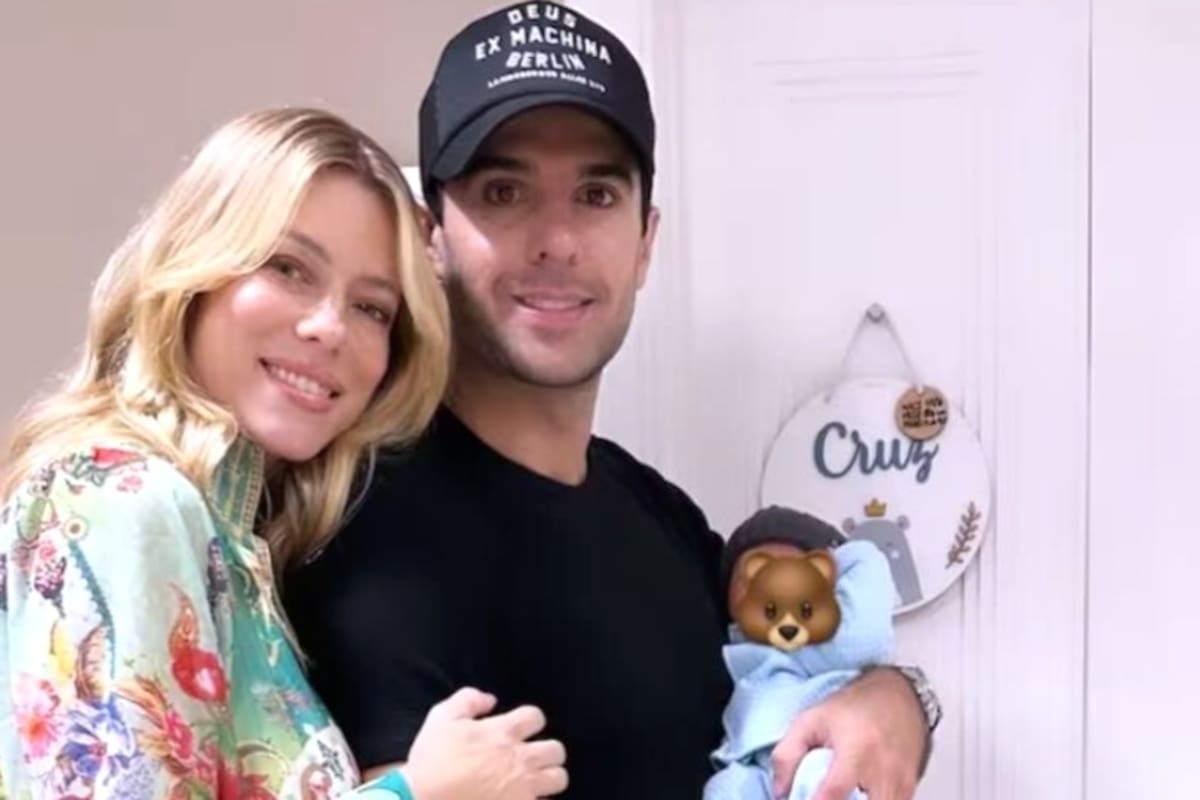 Nicole Neumann y Manu Urcera celebraron el primer mes de Cruz y subieron una foto donde se pudo ver por primera vez el rostro del bebé (Foto: Instagram)