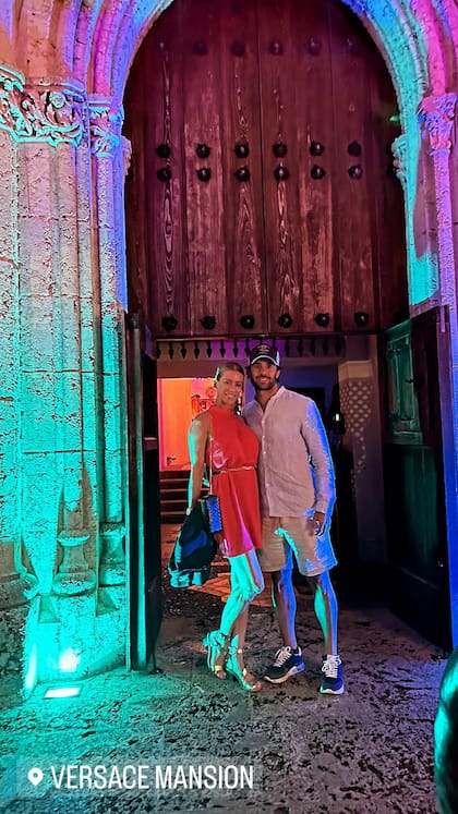 Nicole Neumann y Manuel Urcera tomaron un trago en la casa de Gianni Versace en el contexto de su luna de miel