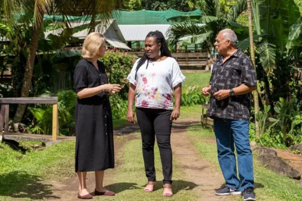 Nicole Phillip-Dowe, DC Campbell y Laura Trevelyan exploran una antigua plantación de esclavos en Granada