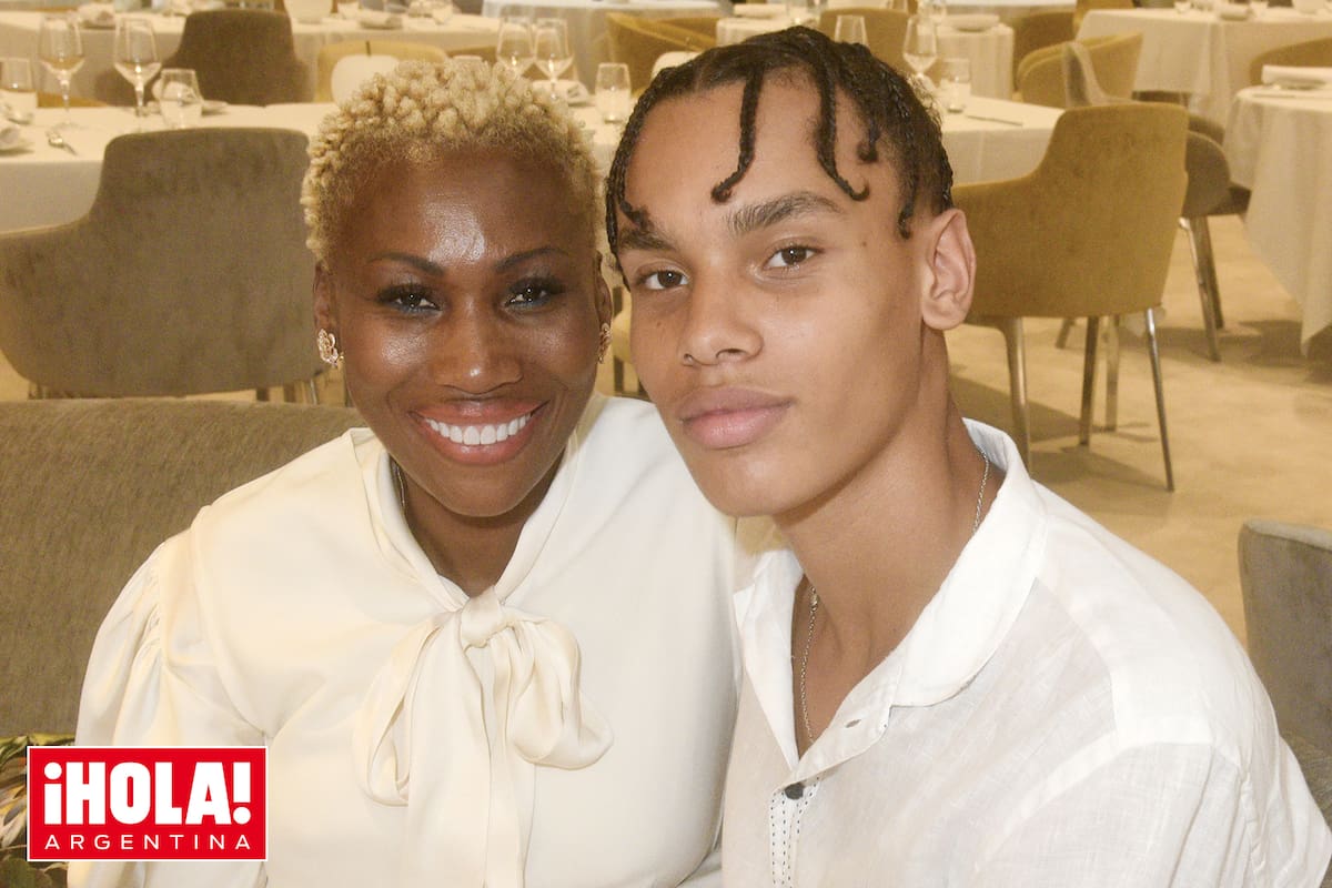 Nicole posa con su hijo, que está a punto de cumplir 20.