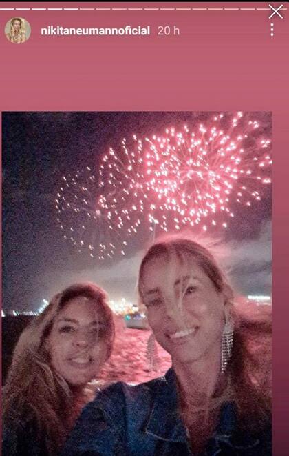 Nicole, recibiendo el año junto a una amiga