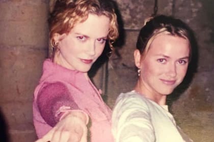 Nicole y Naomi en su juventud, disfrutando de su tiempo juntas