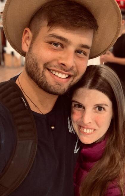 Nicole y su hermano.