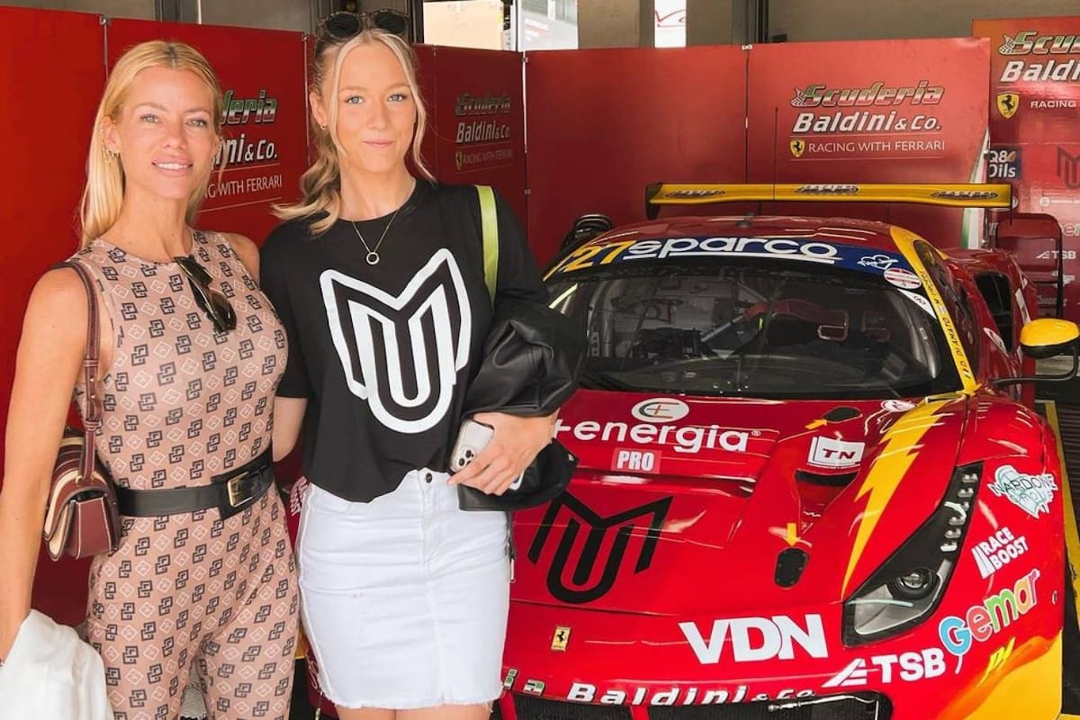 Nicole y su hermana Clara estuvieron en el autódromo Enzo e Dino Ferrari, de Ímola, en Italia, donde el novio de la modelo, Manuel Urcera, compitió y salió segundo
