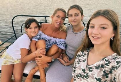 Nicole y sus hijas Sienna, Indiana y Allegra