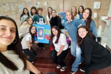 Nicolina Reynaudo, Anabela Quetglas, Joaquín Martínez, Luciana Cavaignac, Romina Coschiza, Valentina Sibona, Evangelina Bianchetta y Benicio De la Rosa, los estudiantes secundarios cordobeses que fueron premiados