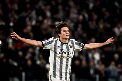 Nicolò Fagioli festeja un gol con la camiseta de la Juventus por la Serie A