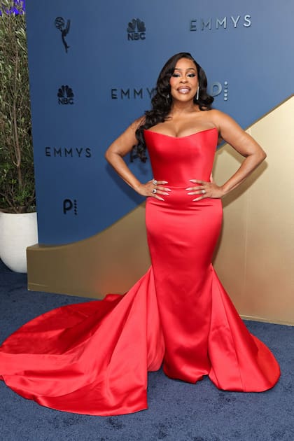 Niecy Nash-Betts, una de las protagonistas de Todo Vale, la serie de Hulu creada por Ryan Murphy con un elenco que incluye a Kim Kardashian, Naomi Watts, Sarah Paulson y Glenn Close, arribó a la blue carpet de los Emmy enfundada en un vestido rojo confeccionado en satén, con escote palabra de honor y falda sirena con una larga cola