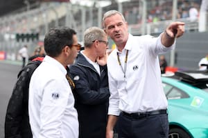 Niels Wittich ordena en la pista de Interlagos, en el reciente Gran Premio de San Pablo; en Brasil, el alemán tuvo su última función como director de carreras y su desprolija salida alimentó las controversias contra la FIA