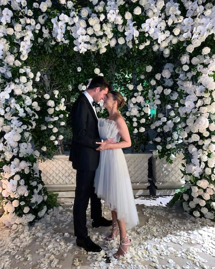 Niels y Shiva se casaron el 31 de octubre de 2020 en el Hotel Peninsula de Beverly Hills. La novia lució un Giambattista Valli