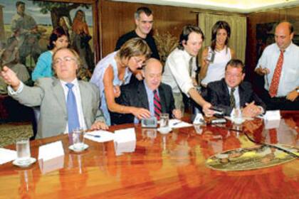 Nielsen, Lavagna y Madcur, en Economía, al anunciar la conformación del sindicato de bancos para la deuda