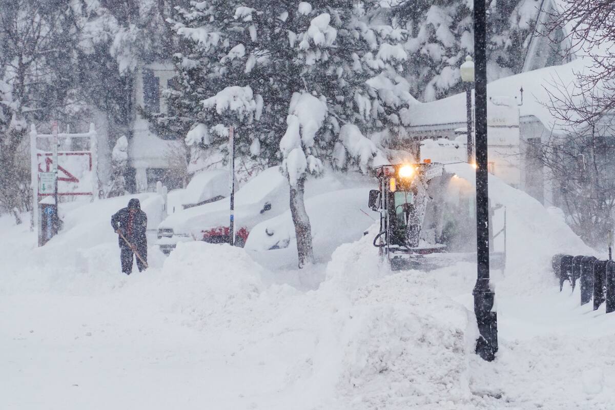 Nieve acumulada en un vecindario durante una tormenta, el 3 de marzo de 2024, en Truckee, California (Foto AP/Brooke Hess-Homeier)