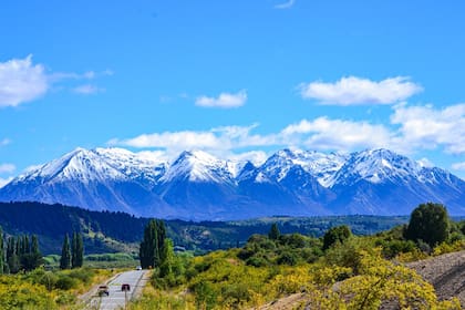 Nieve en las cumbres cerca de Cholila, vista desde la ruta 71.