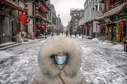 Nieve y desolación en la Dashilan, una de las arterias comerciales más transitadas de Beijing, la capital china
