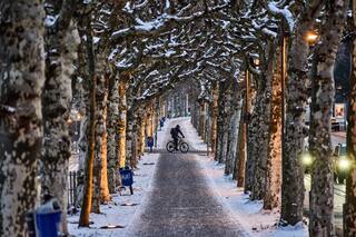 Nieve y hielo paralizan vuelos y bloquean carreteras en partes de Europa