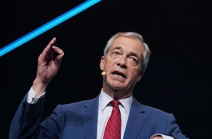 Nigel Farage hace un gesto sobre el escenario durante un acto de campaña por las elecciones locales del partido en Connexin Live, en Hull, Inglaterra