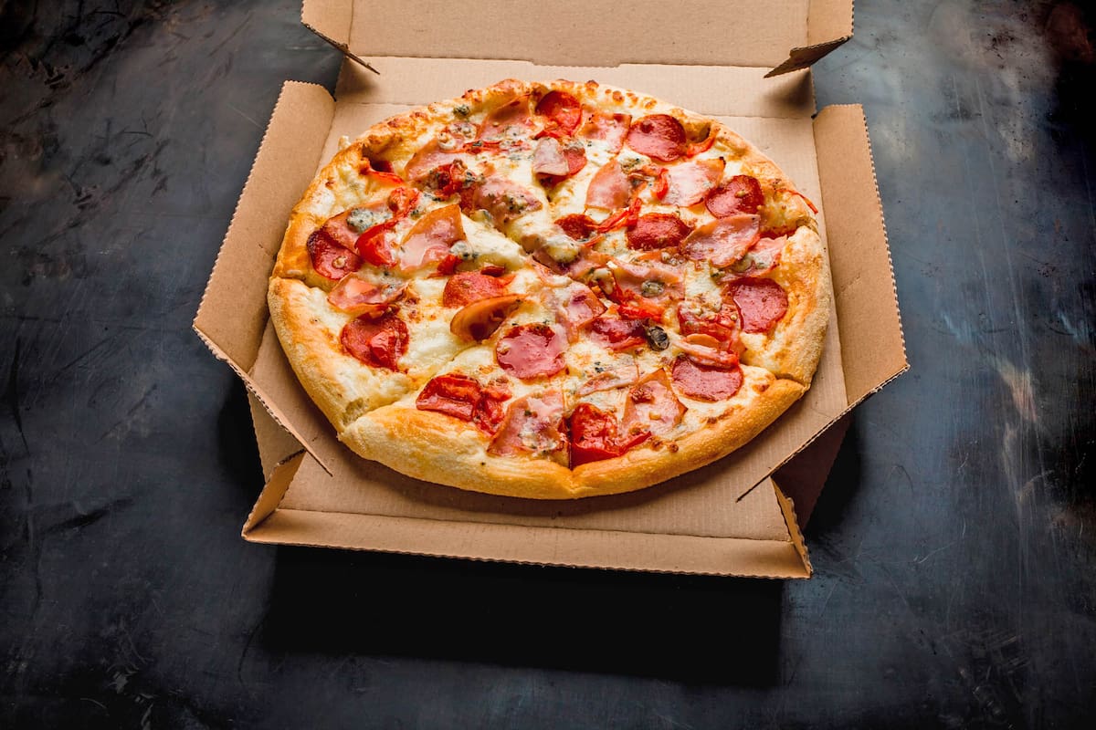 Nigeria: acusan a millonarios de pedir pizza en Londres para que se las lleven en avión