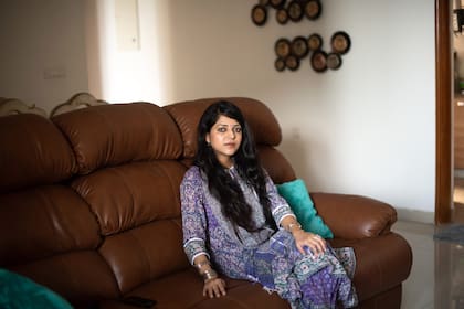 Nighat Abbass, vocera del partido Bharatiya Janata, en Noida, India; fue una de las alcanzadas por la estafa. (Rebecca Conway/The New York Times)