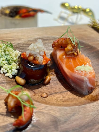Niguiri madurado, trucha salvaje, wasabi, brocheta de ventresca robata con salsa nikiri; chupe de cangrejo más trufa.