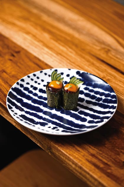 Hand roll de pescado con huevo de codorniz y pepino