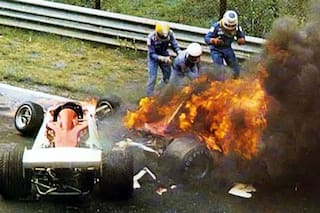 Lo sacaron del fuego y sobrevivió de milagro: su cara quemada fue un sello de la F1 para siempre