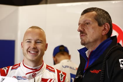 Nikita Mazepin junto a Guenter Steiner, jefe de Haas, donde fue echado por el conflicto entre Rusia y Ucrania.