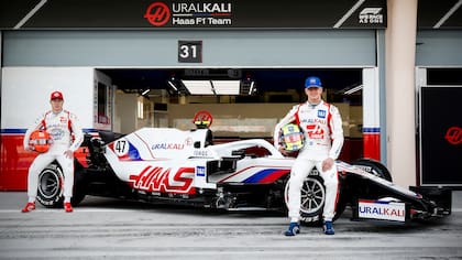 Nikita Mazepin y Mick Schumacher y el auto de Haas que recibió el patrocinio de Uralkali; la invasión de Rusia a Ucrania provocó la ruptura del contrato con la empresa y el comienzo del litigio