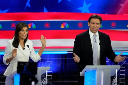 Nikki Haley, exembajadora de Estados Unidos ante la ONU, y el gobernador de Florida, Ron DeSantis, hablan durante un debate de aspirantes a la candidatura republicana a la presidencia, el miércoles 8 de noviembre de 2023, en el Centro Adrienne Arsht para las Artes Escénicas del condado Miami-Dade, en Miami (AP Foto/Rebecca Blackwell)