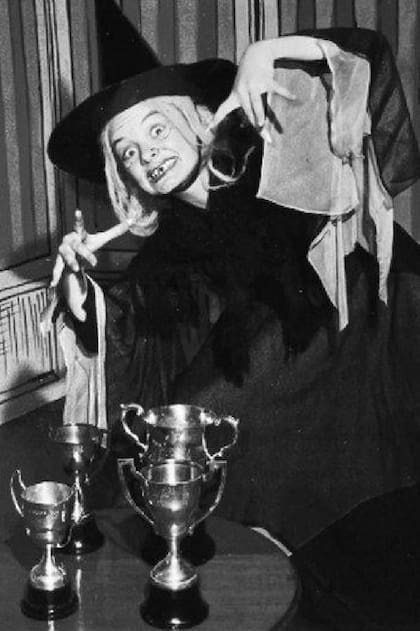 Nikki, vestida de bruja en 1973