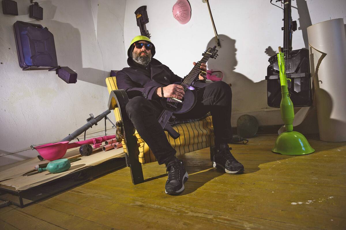 Nikola Macura, un artista serbio convierte las armas en instrumentos