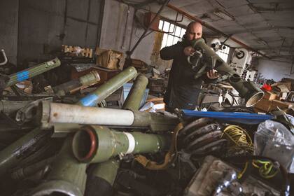 Nikola Macura, un artista serbio convierte las armas en instrumentos