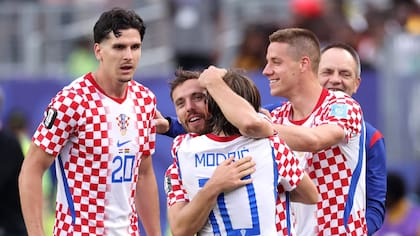 Nikola Vlasic celebra con Modric; de generación en generación