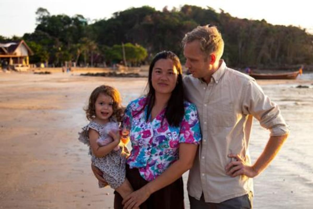 Nikolaj Astrup y Michelle Rødgaard-Jessen, aquí con su hija, idearon "The Travelling Village"