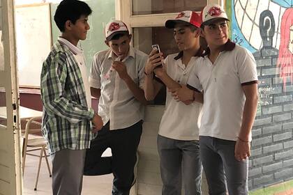 Nilo esta entusiasmado con todo lo que está aprendiendo y bien integrado a su nuevo grupo de compañeros y amigos