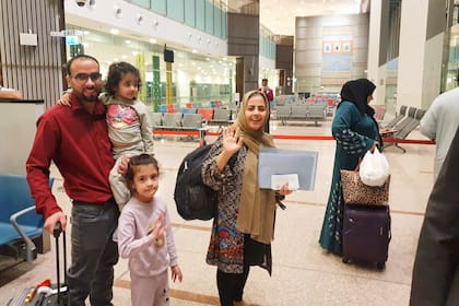 Nilofar Yaqubi junto a su marido Mohammad Yousuf Arifi y a sus hijas Yusra Setaish (6 años) y Mehersa (4 años), en el aeropuerto de Pakistán, a punto de subir al vuelo con destino a Argentina