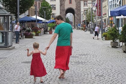 Nils Pickert, con su hijo de cinco años, en un pueblo alemán