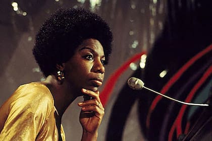 Nació como Eunice K. Waymon y adoptó el seudónimo de Nina Simone con el que la conoció y la sigue conociendo el mundo