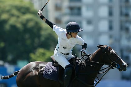 Nina Clarkin, a punto de lanzar el bochazo con su taco