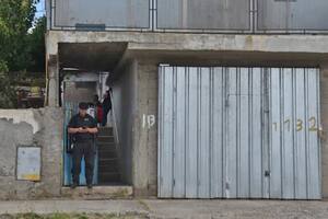 Encontraron muerta a una abuela y su nieta de 13 años confesó que la ahorcó tras una discusión