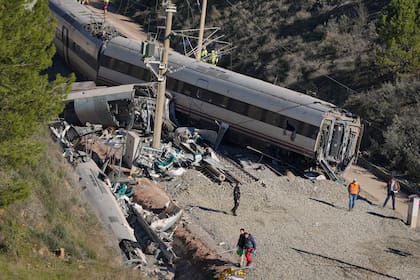 Niña de 6 años sobrevive al accidente de tren en España que mató a su familia