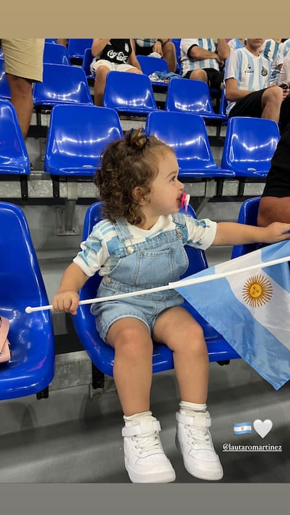 Nina, hija de Lautaro Martínez, alentando a la selección argentina desde la tribuna del estadio 974