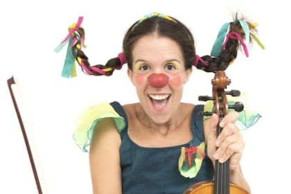 Nina Lenze es la payasa Filomena y desde 2006 integra el grupo musical infantil Vuelta Canela