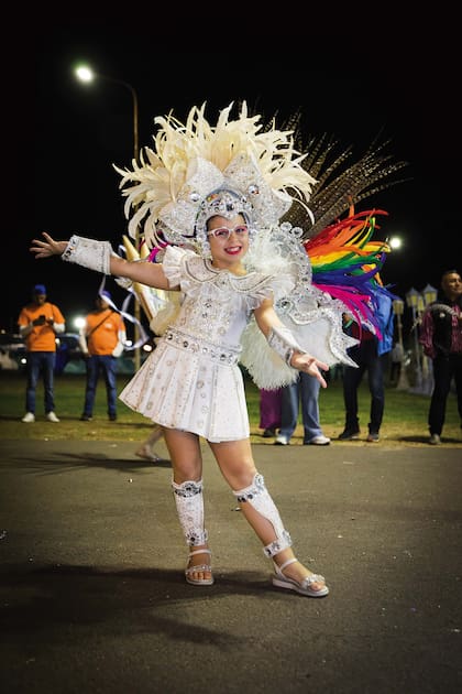 Niña lista para sambar en el carnaval de Concordia, “el más pasional del país”.