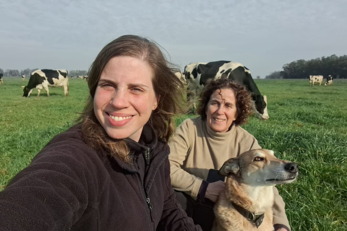 Nina Prager y Victoria Tummer en el establecimiento lechero. Como veterinaria, Nina es una de las hijas que ayuda a Tummer en la producción